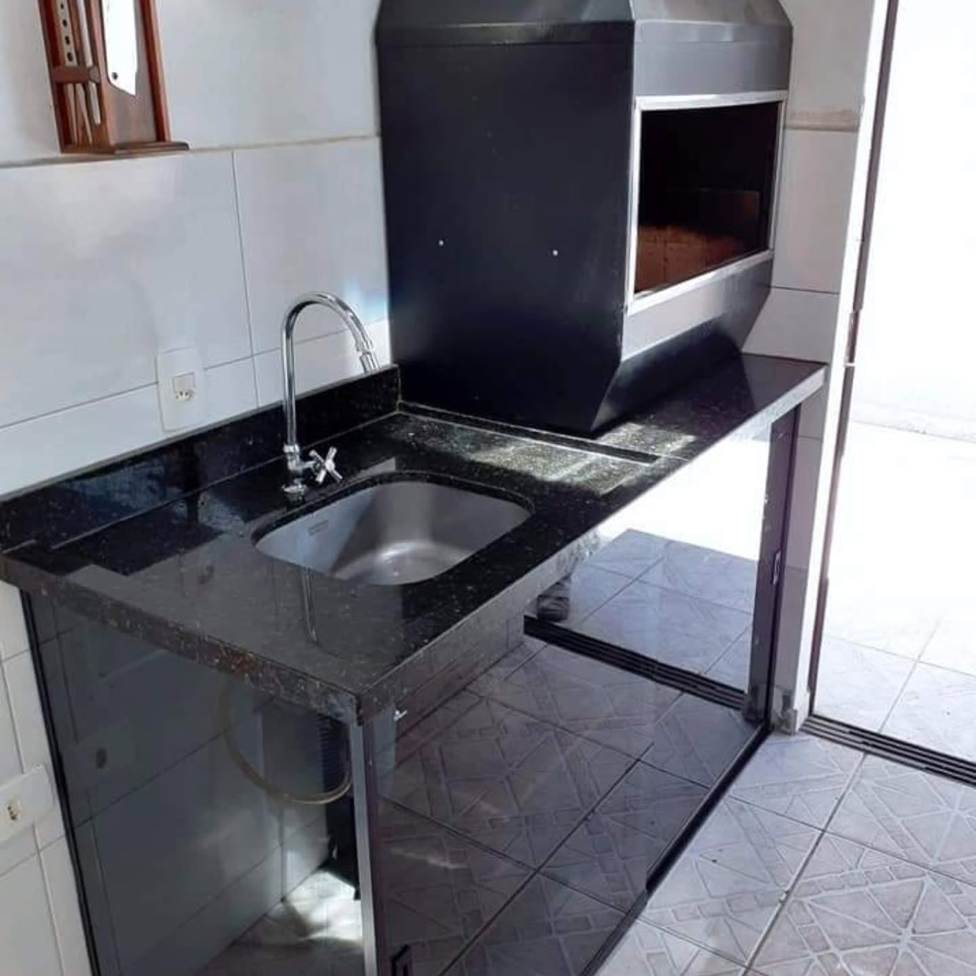 Bancada e painel de vidro sob medida em área gourmet instalados pela Top Box Vidros